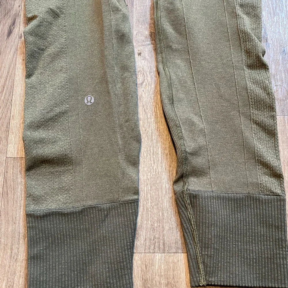 Lululemon Q5 Green Compression Leggings Size 6